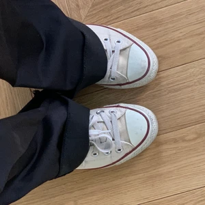 Vita låga converse  - Säljer dessa vita låga converse. Perfekta till sommaren, studentflaket ja allt möjligt. Storlek 39