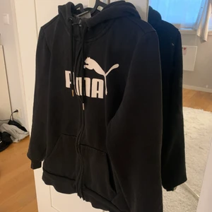 Kofta - Svart puma kofta. Håller en varm och är skön, säljer då den blivit för liten.