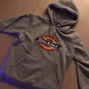 Dickies Hoodie - Hej, jag säljer nu min Dickies hoodie då den aldrig kommer till användning. Den är väldigt skön och fin och i stort sätt aldrig använd. Den är i storlek S. Och pris kan diskuteras.