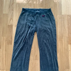 Odd Molly mjukis - Säljer mina Odd Molly mjukis byxor då de ej kommer till användning längre! Byxorna är gråa/mörkgråa. Säljer en mjukis tröja som jag har haft till, byxorna är en nyans mörkare men inget jag tycker man märker av💕 