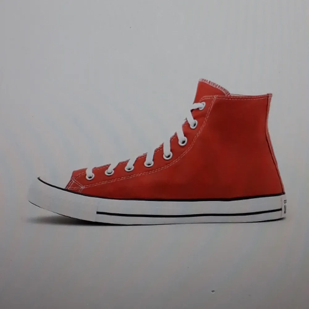 En riktig converse all star, köpte för 800kr men säljer för att den inte kommer till användning. Använt den två gånger men kunde inte ha de för de var för stora. Kan tvättas innan köp om köparen vill. Köparen står för frakt och mer bild skickas priv. ❤. Skor.