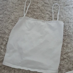 Topp  - Är en vit topp har använts 1 gång. Säljer den för att den blev för liten på mig. Storlek XS