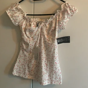 Topp från Nelly - Jag säljer en helt oanvänd topp från NELLY. Prislappar är kvar