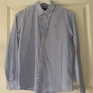 Blå/vit randig skjorta från Tommy Hilfiger. Mycket använd💕