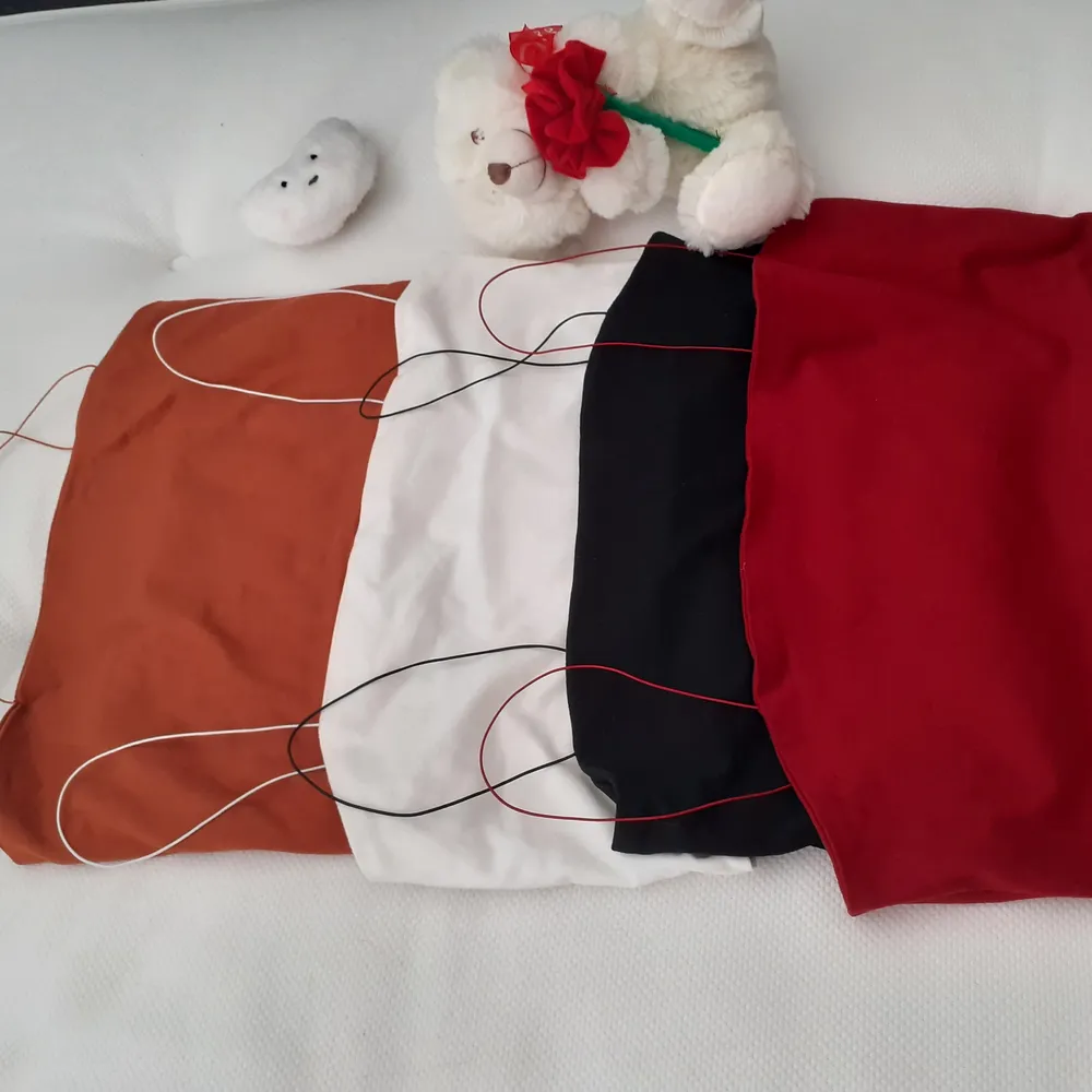 4 set piece tops - Size M all 3 but the red is Size L -Colors: burgundy red, white, black and stone brown - never worn and new -can buy separate, 84 sek per single 💫Dont be hesitant to message for any questions about the product (Only in English) 💫. Toppar.