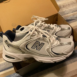 new balance 550 white navy - Helt nya new balance 550. Storlek 39 endast provade säljes med orginalförpackningen. 