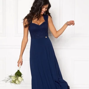 BALKLÄNNING  - CHIARA FORTHI  använd endast 1 gång 🍇 Strl XS och i härlig blå färg perfekt för lärarmiddag/bal etc. Klippt bort det guldiga märket som syns på första bilden 🌙🌙jag är 165 cm och med klackskor räcker klänningen ner till golvet. 