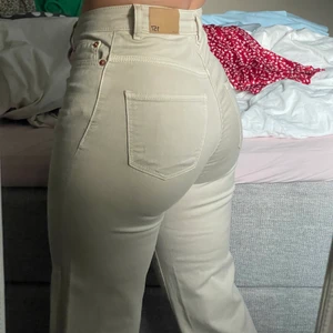 Jeans Lager 157 - Säljer dessa beige jeans från lager 157 som jag använt ca 5 gånger. Säljer då de inte kommer till användning! Så fina nu till sommaren, nypris=300kr mitt pris=150kr <33 så sköna och stretchiga, stl XS