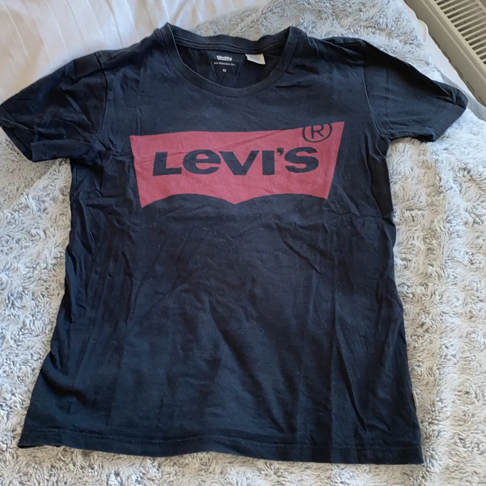 Säljer en levis t-shirt i strl xs, 50kr köparen står för frakt.. T-shirts.