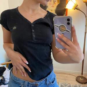 Supersöt Lacoste t-shirt, knappar i urringning💓 Passar perfekt som en XS/S