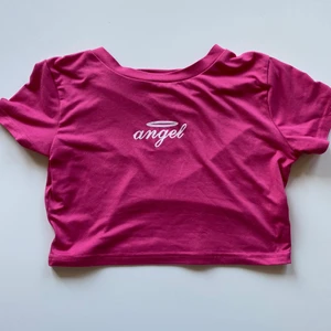 Crop top - Så söt crop top med texten -angel- på 💘 den är i nyskick och säljer den bara för att den inte riktigt passar min stil längre 
