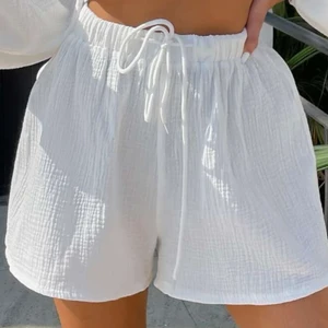 Vita linne shorts  - Lösa, vita, linneshorts. Skönt material! Väldigt fina till sommaren.