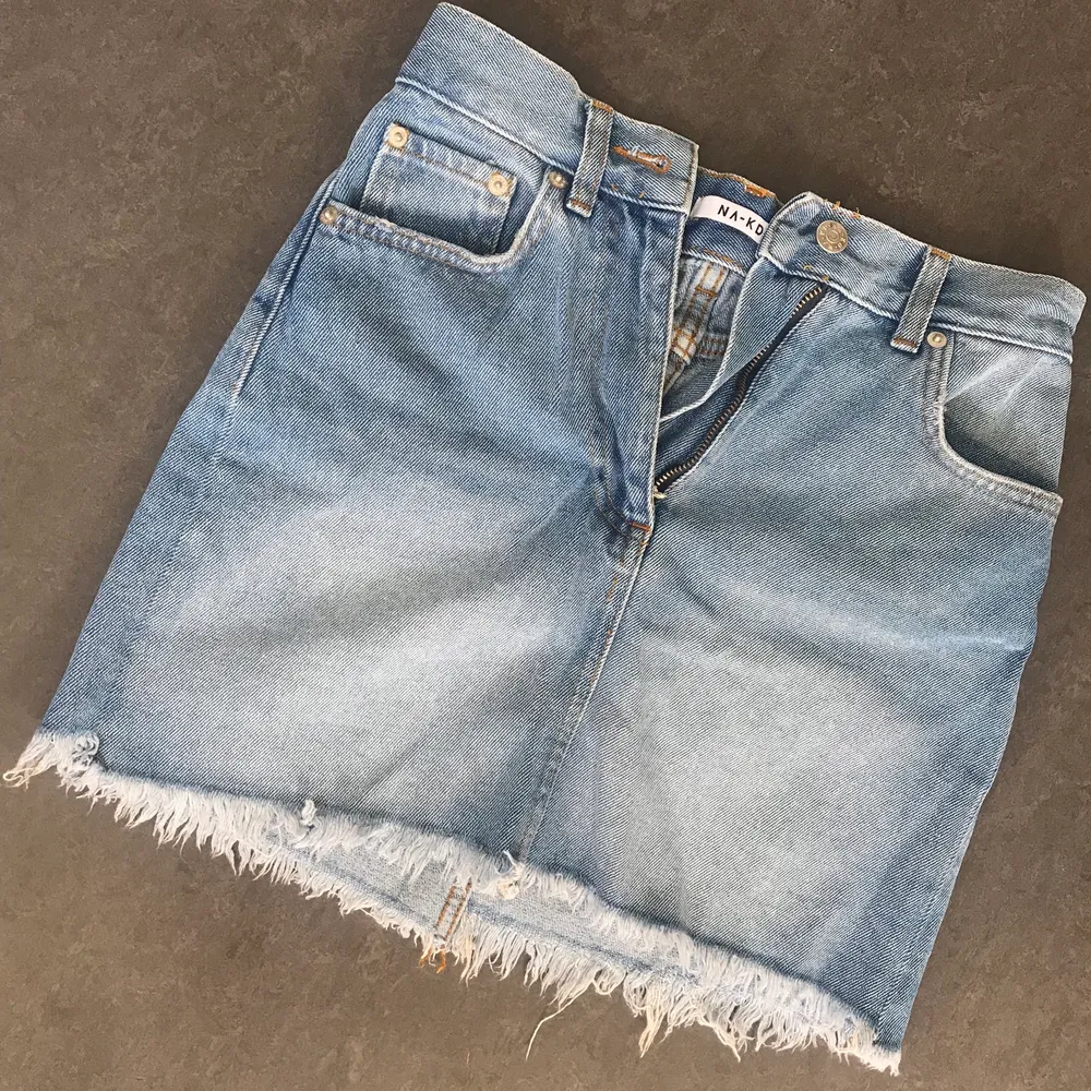 Jeans kjol, använd två gånger, passar xxs/xs. Kjolar.