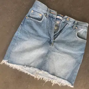 Jeans kjol, använd två gånger, passar xxs/xs