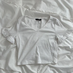 Vit t-shirt strl xs - Säljer denna vita topp från SHEIN i strl xs. Superbra skick! Använd fåtal gånger. Säljer för 25kr + frakt⭐️🫶🏼🌺