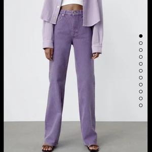 Zara jeans  - Säljer ett par lila jeans från zara. Storlek 38 men passar bra på 36 också. Använt en gång💞