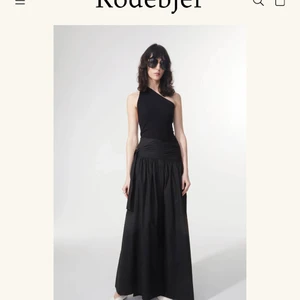 Rodebjer-kjol (Journey Cotton SS22) - Säljer Rodebjerkjol som ej kom till användning till tänkt event. Lappen sitter kvar och nypris på deras hemsida är 3495kr.Strl M men passar även en S (min vanliga strl).   Fler bilder här: https://www.rodebjer.com/se/shop/shop-by-category/skirts/rodebjer-skirt-journey-cotton/22102169999.html?cgid=Skirts#start=1 