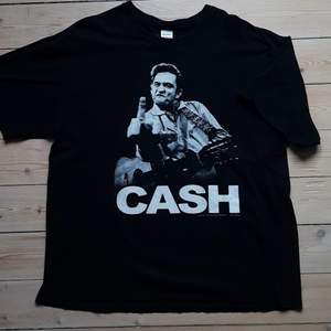 Jhonny cash tröja. Andvänts få gånger, den är XXL.  Skriv om du är intresserad!