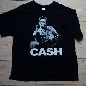 Jhonny cash tröja - Jhonny cash tröja. Andvänts få gånger, den är XXL.  Skriv om du är intresserad!