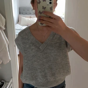 Grå stickad väst - En grå stickad väst ifrån pull&bear som är i storlek M men passar både större och mindre beroende på hur man vill att den ska sitta! Den är bara använd ca 2 gånger så den är i ett väldigt bra skick! 
