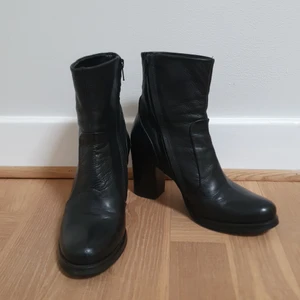Billi bi boots, dansk design stl. 36 svart kvalitets läder - billi bi boots. Dansk design  i kvalitets läder, svart stl. 36. Bra skick, Pytesmå repor på högra stövel (1-2 mm). se bild. Riktigt snygga  Köpt för: 2100:- Ditt Pris: 300:-  Kan hämtas Trolleholm, Svalöv Skåne. Evt. Fraktkostnad tillkommer.