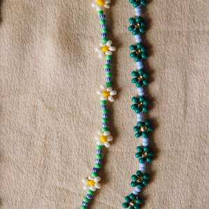 Daisy flower halsband gjorda av upcycled seed beads och 925silver-spännen.
