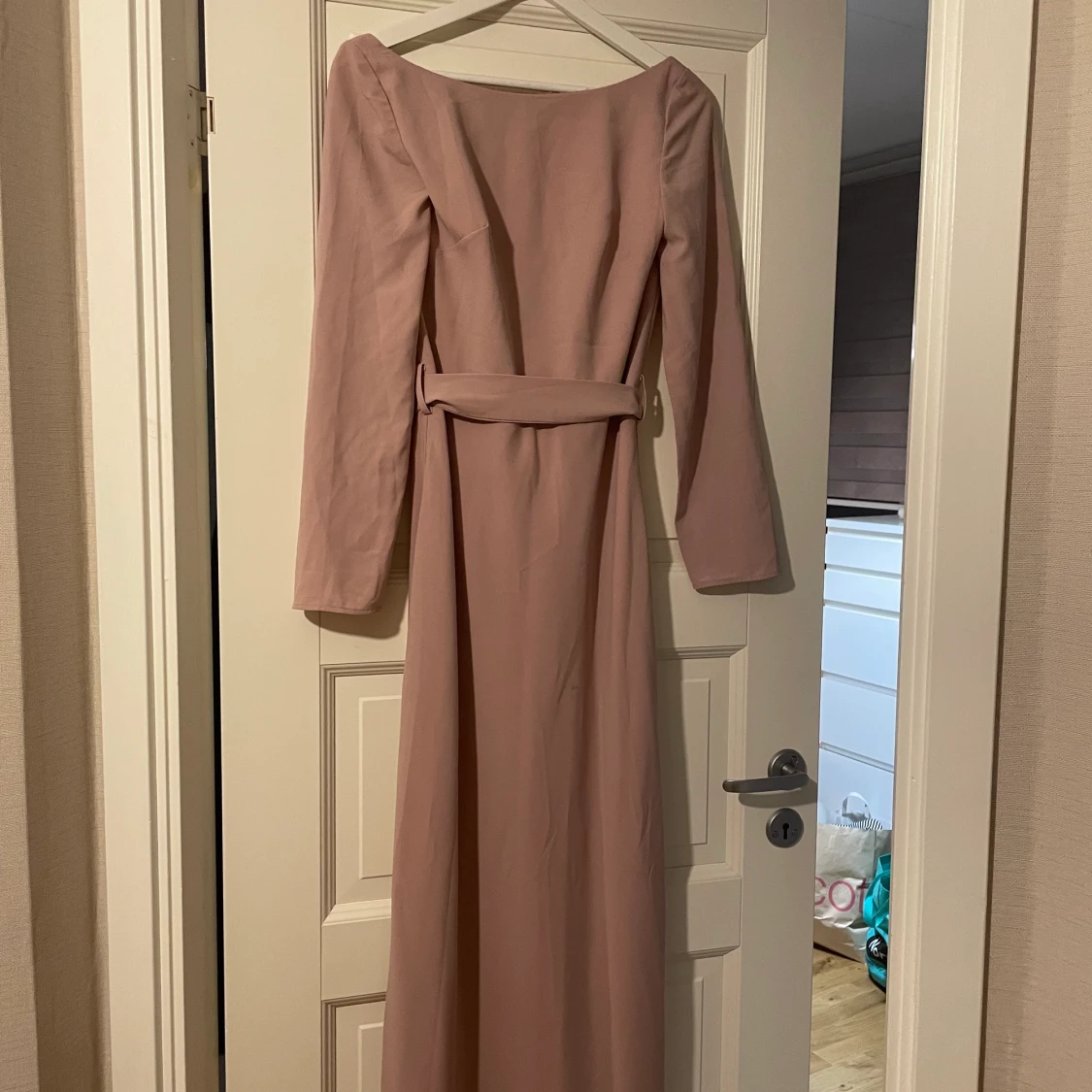 Rosa maxiklänning med öppen rygg