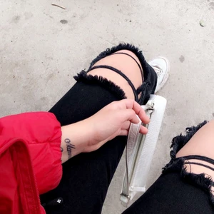 Slitna jeans - Säljer dessa sjukt snygga jeansen eftersom att dom inte kommer till användning, köpte dom för 300, säljer dom för 150😊