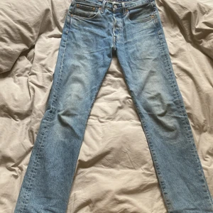 Levis 501 w28 l32 - Använd 3-4 månader, bra skick