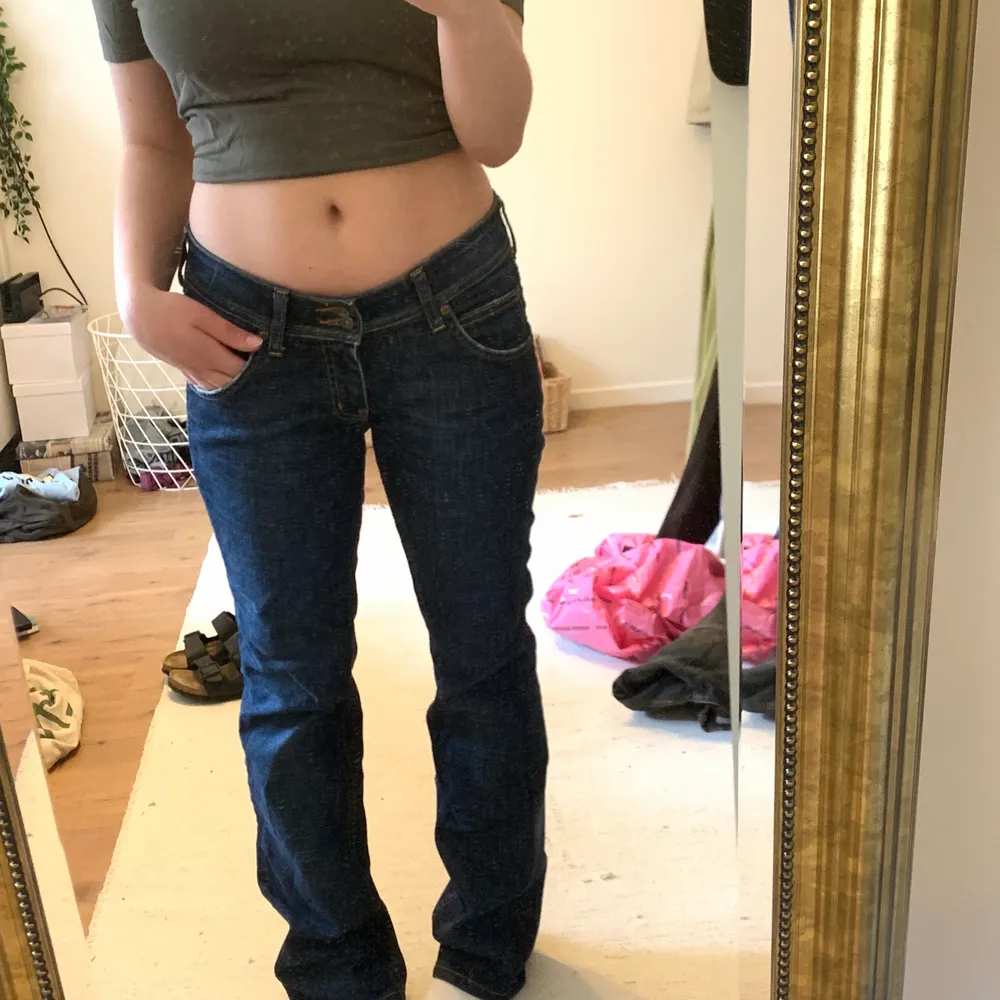 underbara lowwaist jeans från lee! topskick! liknar brandys mörka lowwaist jeans i mönstret och passformen! straight leg! (storleken är uppskattad då det ej står någon storlek i plagget!)  . Jeans & Byxor.