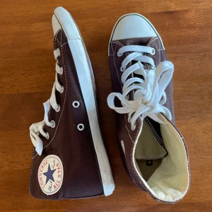 Converse - Jättefina låga bruna converse i stl 36, skorna är i superbra skick och använda fåtal gånger!! (Kom privat för fler bilder på skorna)