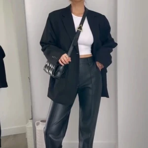 Svart blazer från zara - Svart blazer/kavaj från zara i storlek M, knappt använd, nypris 699kr