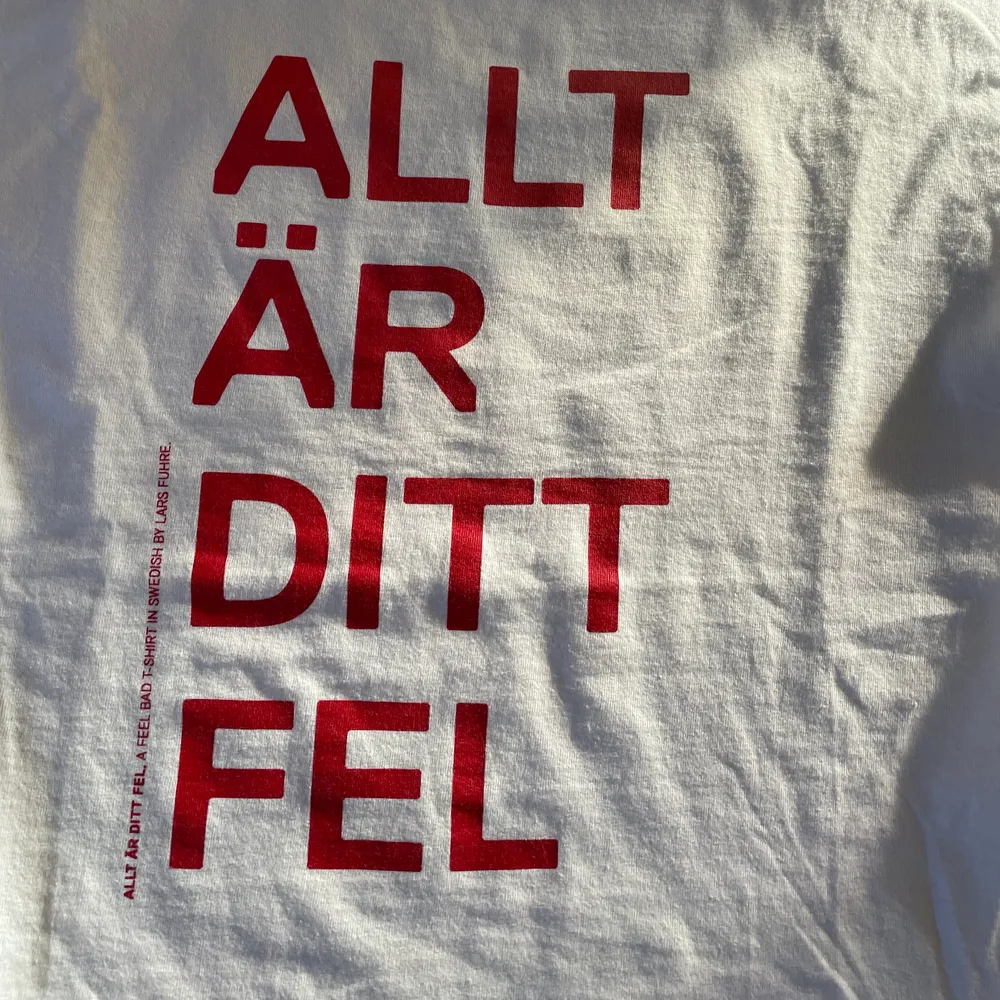 Sjukt najs t-shirt från konstnären Lars Fuhre, köpt på Rönnells för 250, den är utsåld atm, använd 1 gång, sitter boxy och högt i kragen.. T-shirts.