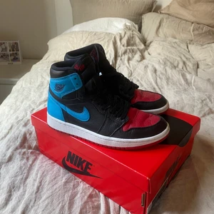 Jordan 1 Retro High-NC to Chi, strl 38,5 - En in en ut, ett par dunks inköpta så det är dags för dessa fina att lämna! Använda två gånger och bara creased fram (för att jag tyvärr inte bryr mig så mycket om sånt). Annars dunderskick. Skickas med låda! Köpare står för frakt. 
