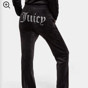 Juicy byxor diamante - Juicy couture diamante byxor i stl XS. Utsvängda. Alla kristaller sitter kvar och dom är bara använda några gånger. Nypris~780kr. Skriv vid fler frågor💓