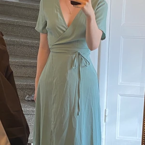 ljusgrön klänning - fick denna för länge sedan, älskar hur den sitter men färgen passar tyvärr inte mig. Jag själv är en small, och den passar mig galant, trots att det står medium. 100% polyester, tyget är tunt och perfekt för sommar och vår! köparen står för frakt