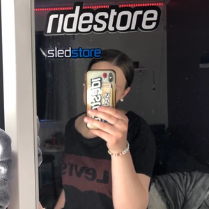 Levi’s t-shirt - Säljer denna t-shirt då den aldrig används längre, bra skick för att ha använt den mkt. Ord pris 299kr