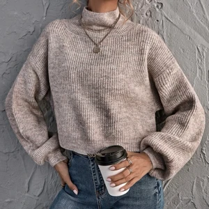 Stickad tröja  - Säljer denna beiga stickade tröjan, använd vid ett tillfälle. Nypris 220kr men säljer för 160kr inkl frakt! Onesize 