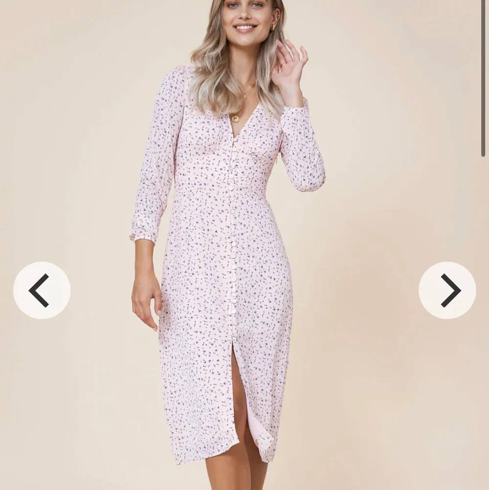 Hej! Säljer min adoore klänning som endast är använd fåtal gånger. Färgen är slutsåld på hemsidan i denna storleken. Klänningen är helt i nyskick. Klänningen passar Xs-S. Klänningar.