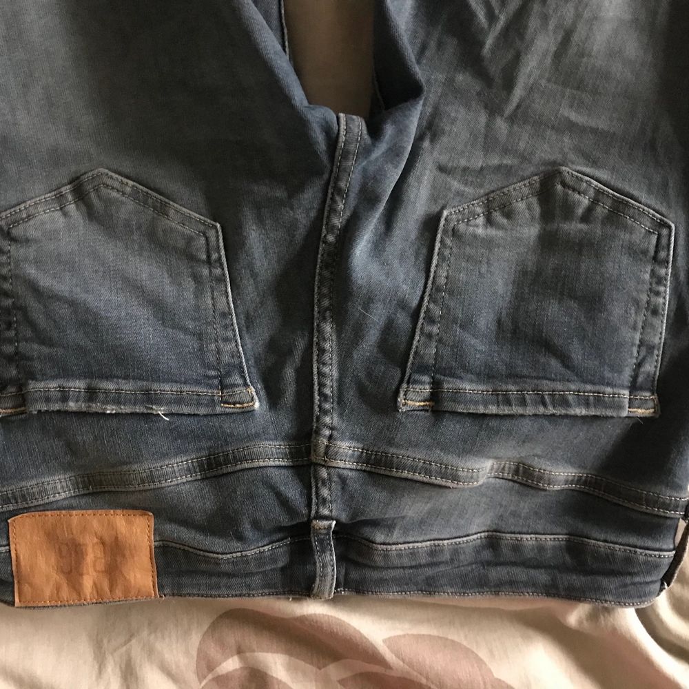Super bra skick, mörk blå low low waist flare jeans köpta från urban outfitters. Orginalpris: 600kr . Bra skick (har använt 2 gånger). Jeans & Byxor.