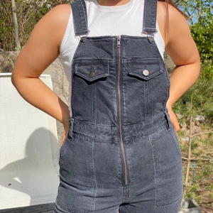 Hängselbyxor från others stories - Svarta ”washed” hängselbyxor från other stories köpt för 3/4 år sen men endast använda en handfull av gånger. Super balla med dragkedja i mitten! Såhär sitter den på min kompis som har M, så den passar även S eller Xs om man inte vill ha en lite mer loose fit.