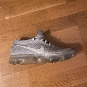 Vapormax i storlek 42 - Fina gråa vapormax i bra skick. Passar till mycket men har växt ur dom så skriv om ni är intresserade.