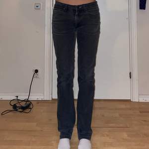 Lågmidjade raka jeans från Acne