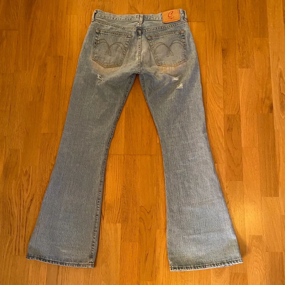 Coola lågmidjade ljusblå bootcut jeans! Supersnygga jeans med hål lite här och där de är lågmidjade och fint utsvängda. De är i mycket bra skick men ganska så mycket för långa på mig som är 164cm. Innerbenslängden är 80cm och midjemåttet är 84cm. Priset kan diskuteras men är pluss frakt :). Jeans & Byxor.