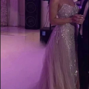 Klänning  - Använt klänning en gång i bara ett par få timmar! Klänningen ser fortfarande ut som ny, inga skador på! Klänningen sätter sig i form på din kropp fint, den är töjbar och passar bra på både S och M 