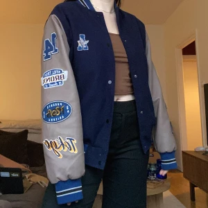 collegejacka - Säljer min snygga snygga jacka i sjukt bra skick då jag knappt använder den! Den är fodrad och väldigt tjock samt i en oversized look på mig som har storlek 38 i det mesta, köpt för 1099kr i våras 🫂