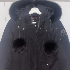 Moose Knuckles dam  storlek M  - Hej säljer nu min Moose Knuckles jacka , köpt på NK i går ( 21/11 - 2022) för 10 399kr kvitto finns med på bilden.   Den är helt ny har aldrig använt den!  Vid snabb affär kan priset diskuteras!