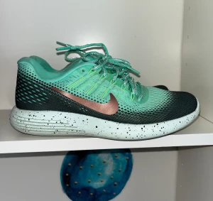 Nike Lunarglide 8 löparskor - Löparskor i stl.37,5 (innermått 23,5cm)  I fint använt skick. Ej urtrampade eller slitna.