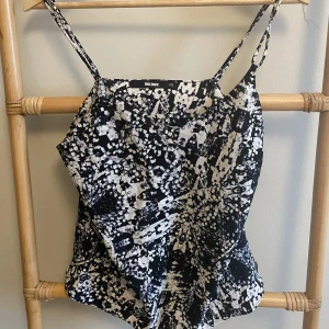 Fest topp till nyår Bikbok strl XS - Så fin topp som passar till fest eller nyår eller bara om man vill vara fin på vardagen!  Storlek XS 40:-