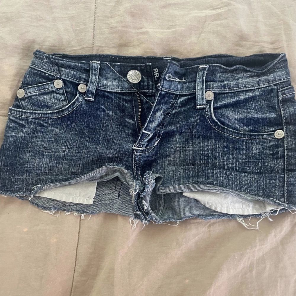 Ett par jättesnygga Victoria Beckham jeansshorts med röda och vita rhinestones på fickorna som jag säljer pga att jag har för många🤍Köparen står för frakten😊LÄGGER UPP IGEN PGA OSÄRIÖSA KÖPARE. Shorts.